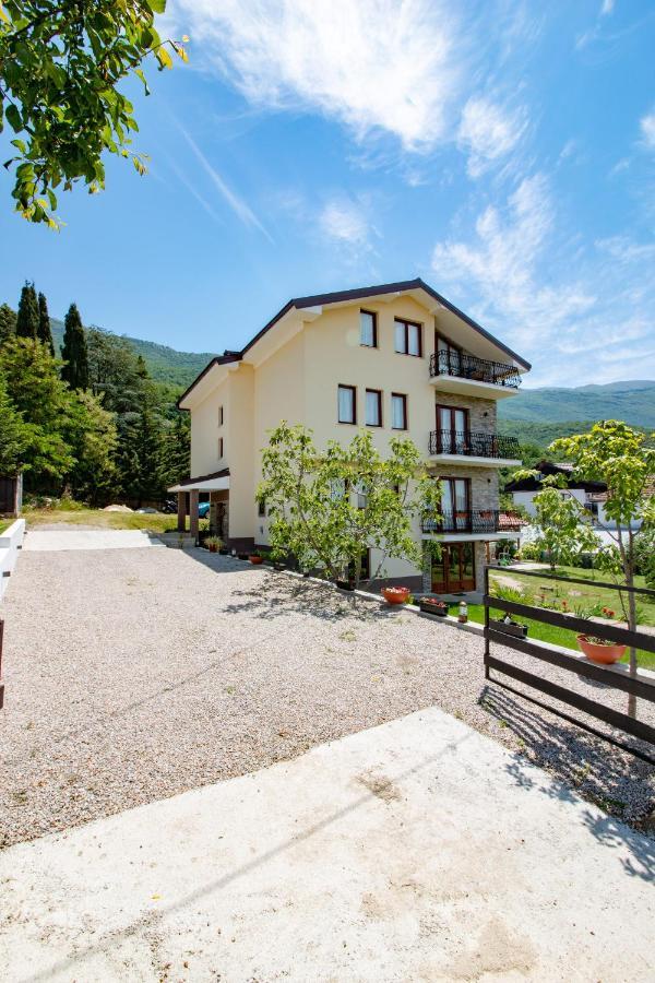 Et Larum Peštani Esterno foto